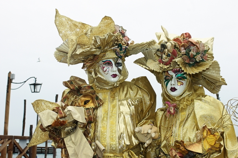 Pareja disfrazada en Carnaval Pareja disfrazada en Carnaval